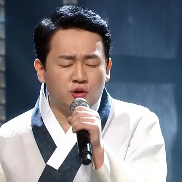 한복을 입고 노래하는 최한울